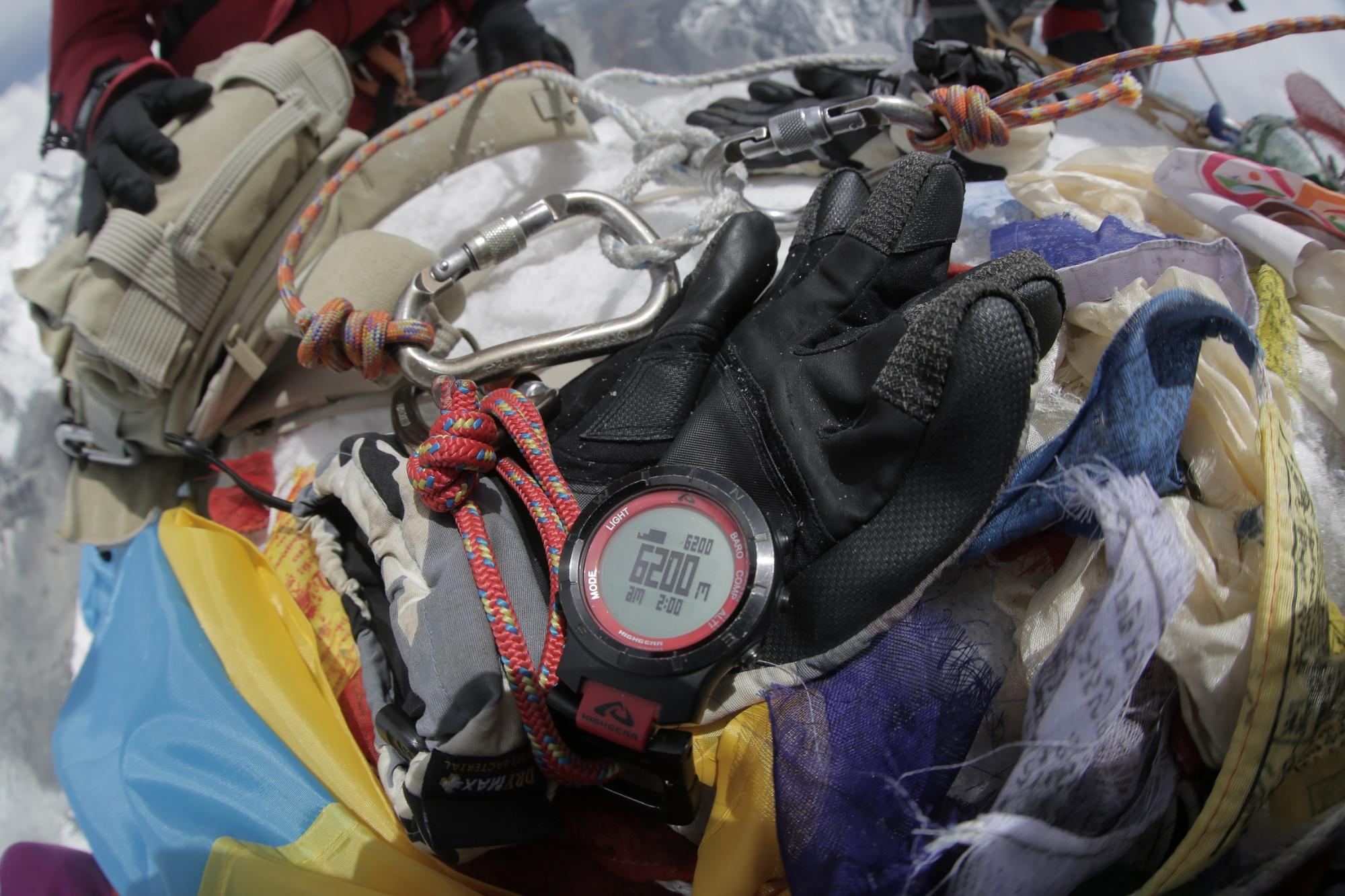 Команда шоу &quot;Світ навиворіт&quot; установила украинский флаг на легендарной вершине Гималаев